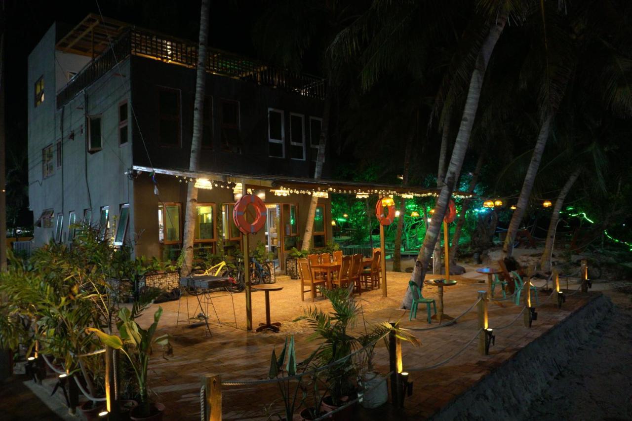 L Cafe Restobar & Lyn'S Guest House 圣胡安 外观 照片