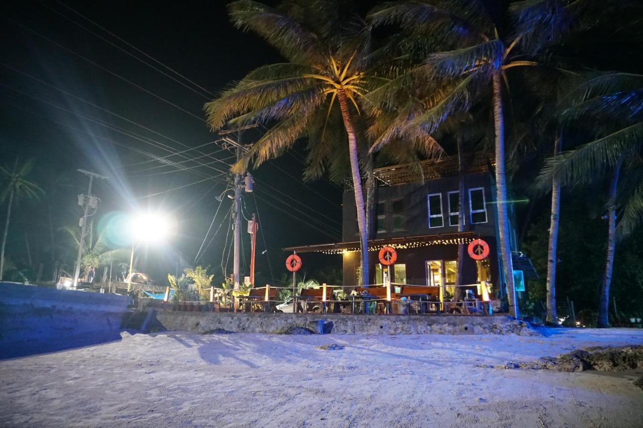 L Cafe Restobar & Lyn'S Guest House 圣胡安 外观 照片