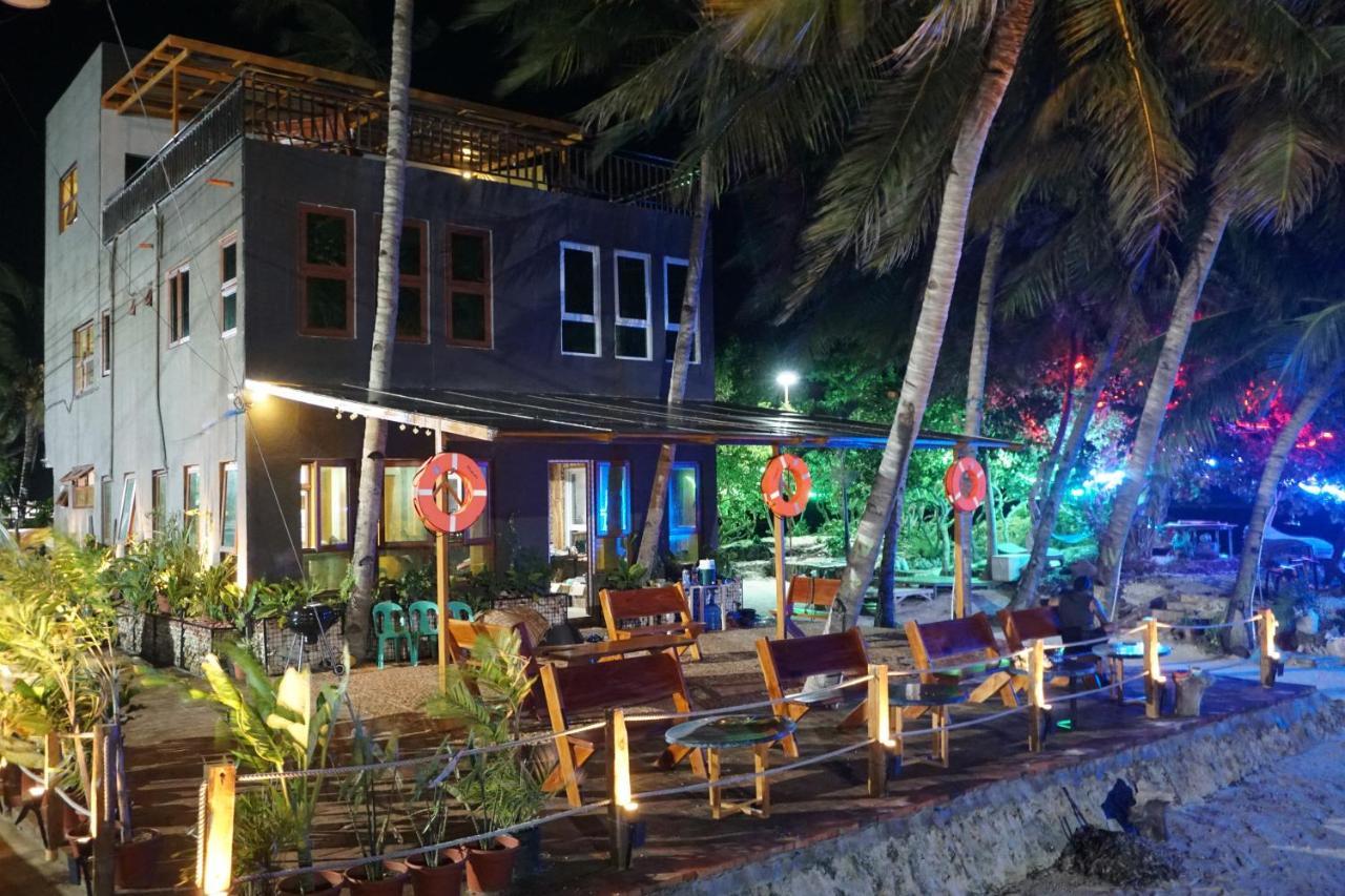 L Cafe Restobar & Lyn'S Guest House 圣胡安 外观 照片