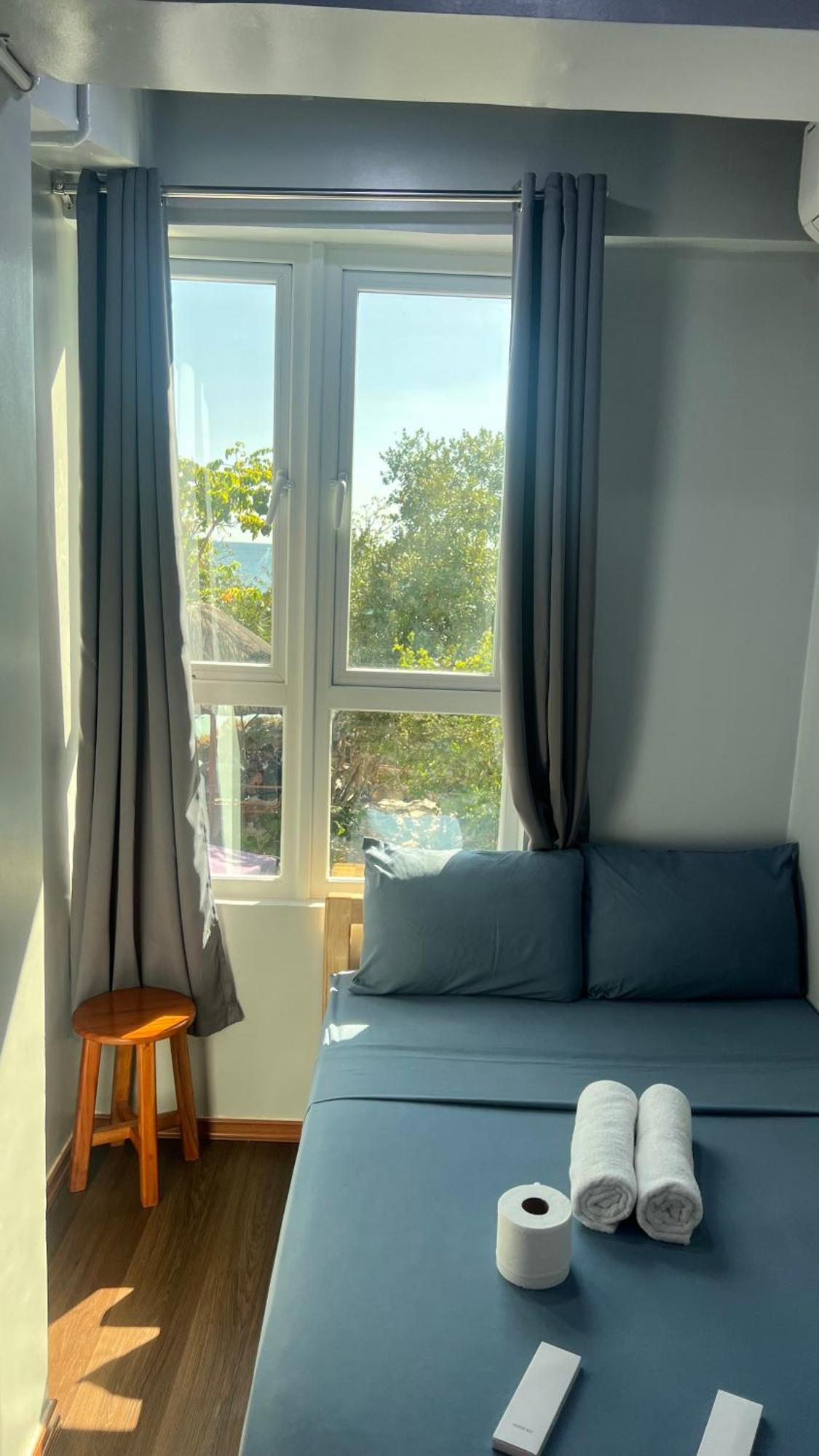 L Cafe Restobar & Lyn'S Guest House 圣胡安 外观 照片