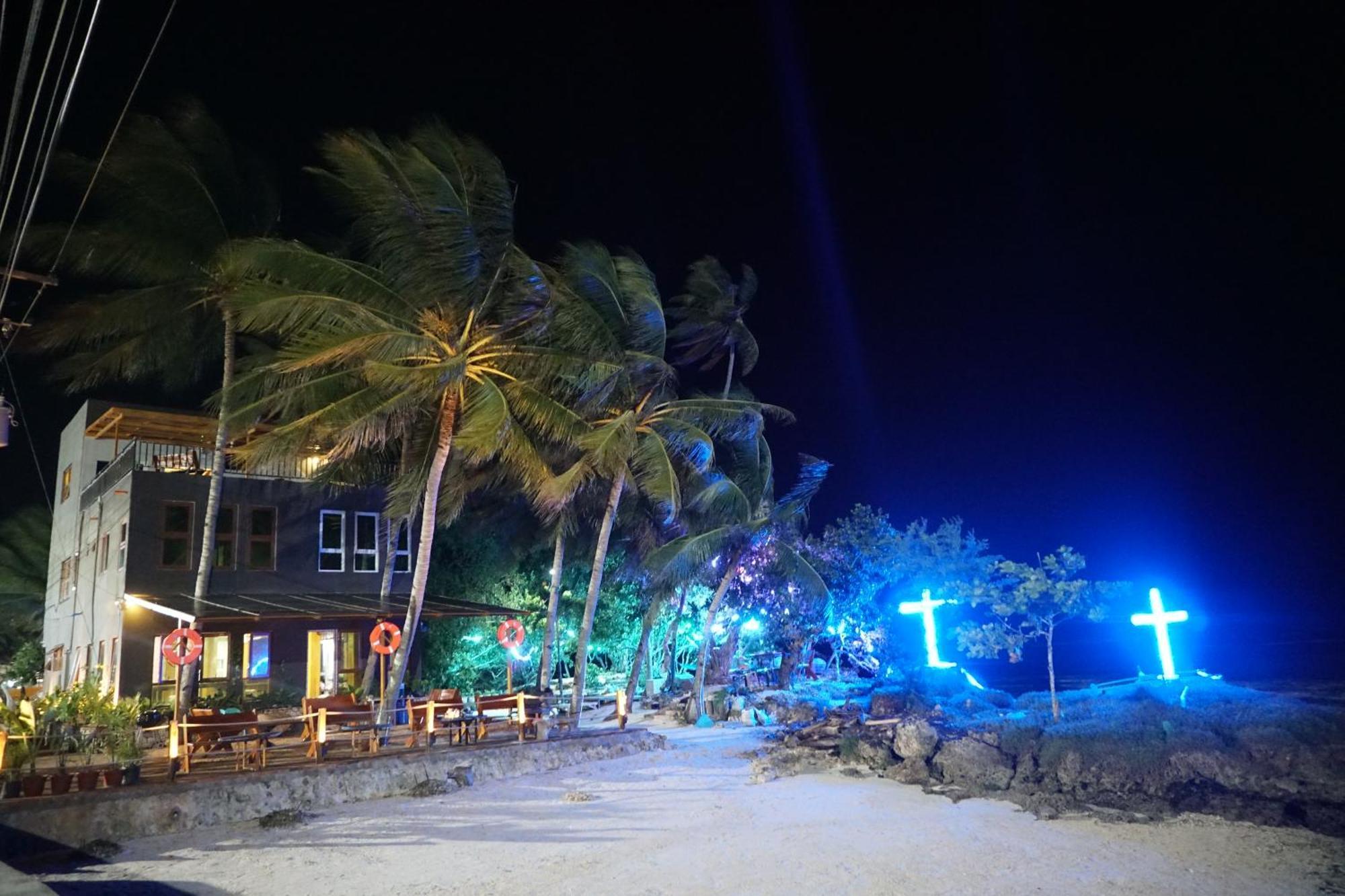 L Cafe Restobar & Lyn'S Guest House 圣胡安 外观 照片