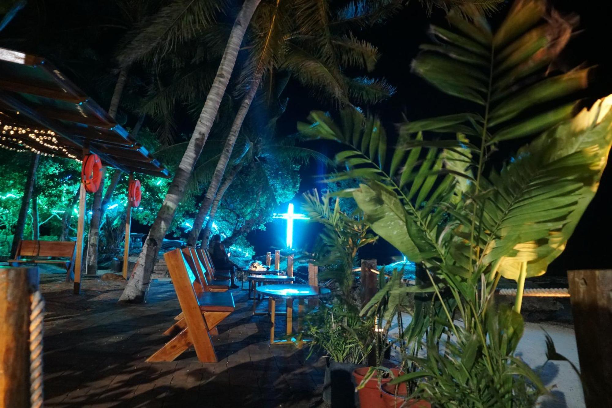 L Cafe Restobar & Lyn'S Guest House 圣胡安 外观 照片