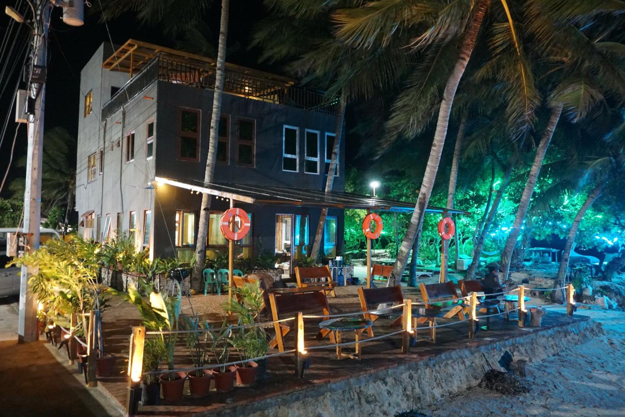 L Cafe Restobar & Lyn'S Guest House 圣胡安 外观 照片