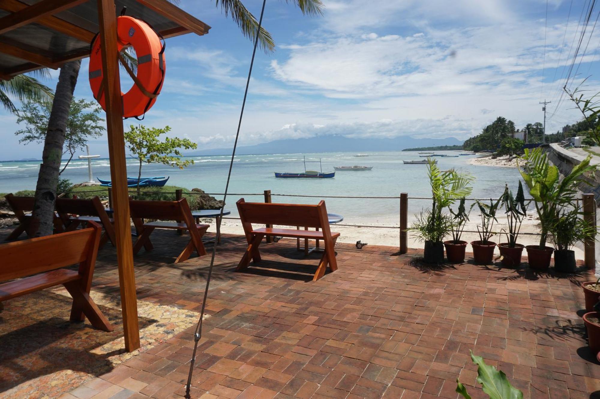 L Cafe Restobar & Lyn'S Guest House 圣胡安 外观 照片