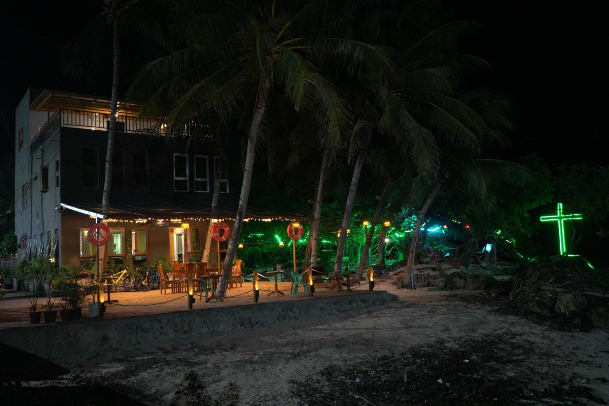 L Cafe Restobar & Lyn'S Guest House 圣胡安 外观 照片